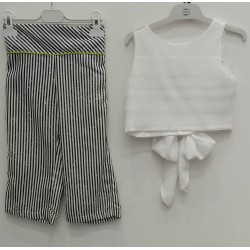 top blanco y pantalon rayas