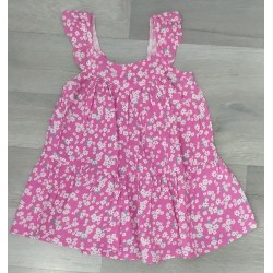 vestido fucsia y flores blancas