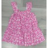 vestido fucsia y flores blancas